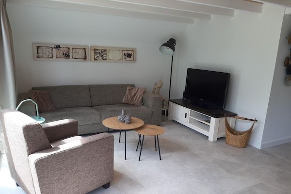 Woonkamer - Stijlvol vakantiehuis aan zee in Tuitjenhorn (2)