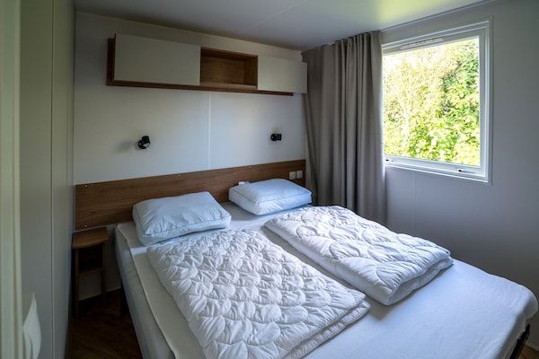 Slaapkamer - Chalet in Oostkapelle bij het Strand in Oostkapelle (4)