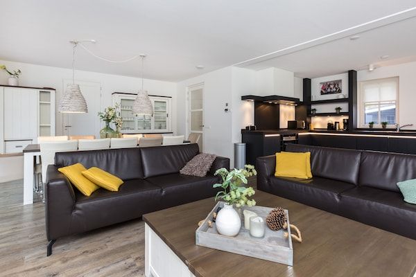 Woonkamer - Villa in Friesland met Sauna en Whirlpool in Delfstrahuizen (2)