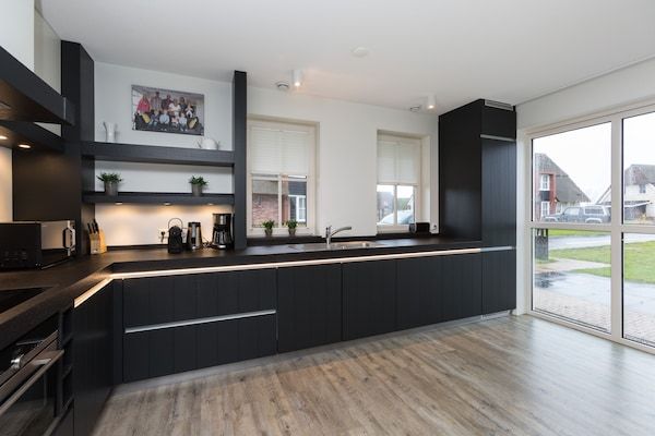 Keuken - Villa in Friesland met Sauna en Whirlpool in Delfstrahuizen (4)