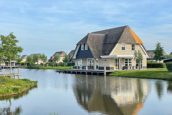 Buitenkant - Villa in Friesland met Sauna en Whirlpool in Delfstrahuizen (1)