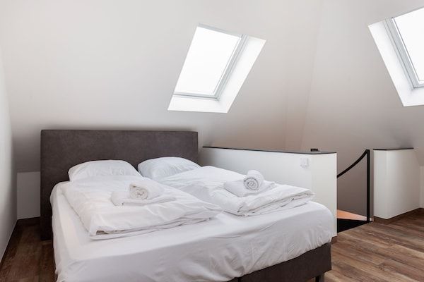 Slaapkamer - Appartement Sneekermeer met watersport in Offingawier (5)