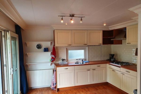 Keuken - Glazen Veranda Chalet in de natuur in Garderen (3)