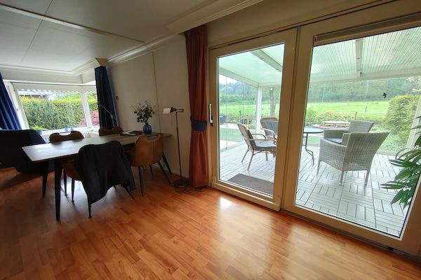 Eetkamer - Glazen Veranda Chalet in de natuur in Garderen (4)