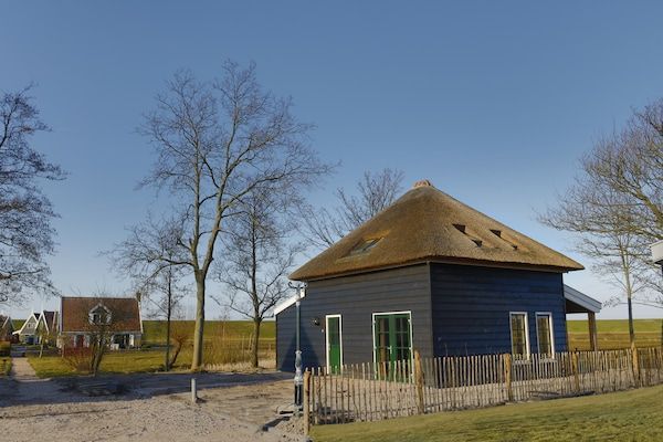 Buitenkant - Villa in Wieringer Park met Tuin in Hippolytushoef (1)