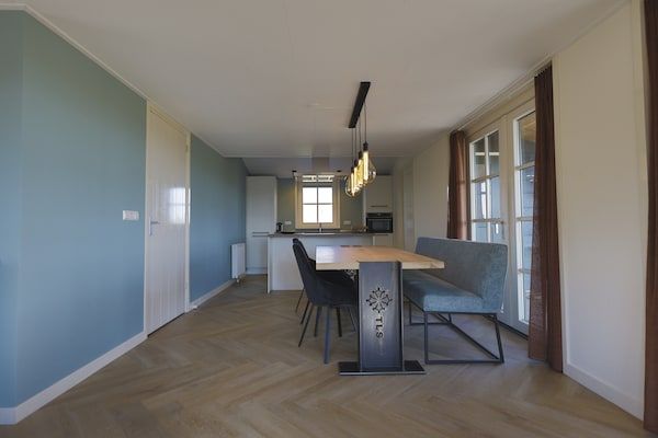 Eetkamer - Villa in Wieringer Park met Tuin in Hippolytushoef (3)
