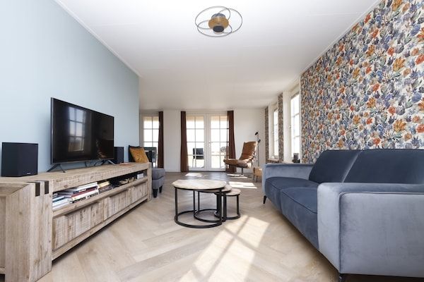 Woonkamer - Villa in Wieringer Park met Tuin in Hippolytushoef (2)