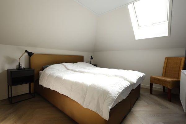Slaapkamer - Villa in Wieringer Park met Tuin in Hippolytushoef (5)