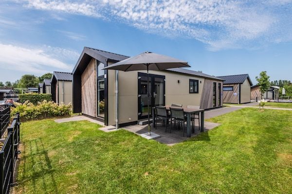 Terras - Mooi chalet met ac en sloep in Giethoorn (5)
