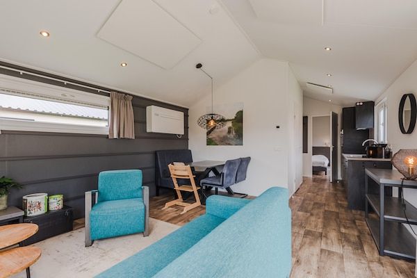 Woonkamer - Mooi chalet met ac en sloep in Giethoorn (2)