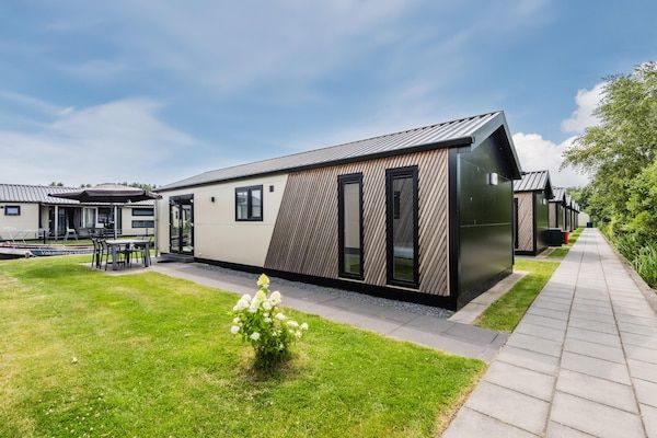 Buitenkant - Leuk en gezellig chalet met ac en sloep in Giethoorn (4)