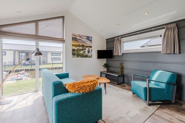 Woonkamer - Leuk en gezellig chalet met ac en sloep in Giethoorn (1)