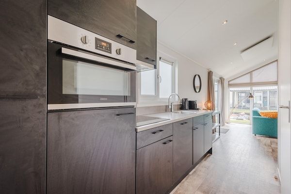 Keuken - Leuk en gezellig chalet met ac en sloep in Giethoorn (2)