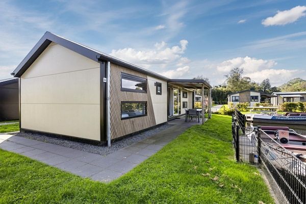 Buitenkant - Omheinde tuin familiechalet in Giethoorn (1)