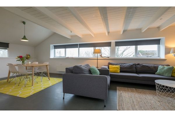 Woonkamer - Appartement vlakbij het strand in Vrouwenpolder (2)