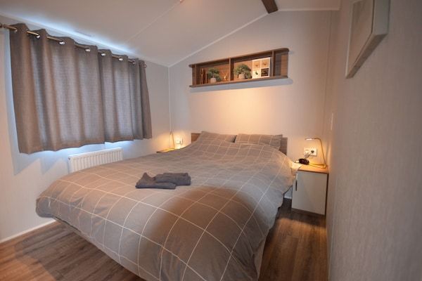 Slaapkamer - Chalet aan de Waddenzee met Tuin in Hippolytushoef (4)