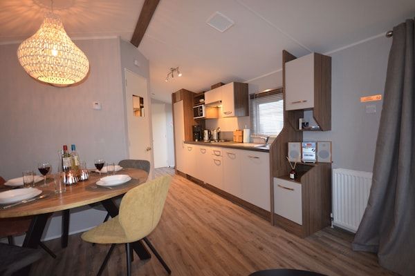 Keuken - Chalet aan de Waddenzee met Tuin in Hippolytushoef (3)