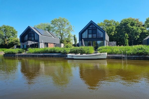 Buitenkant - Watervilla in Balk met Privé Steiger in Balk (2)