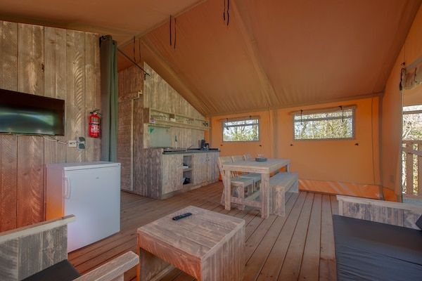 Woonkamer - Safaritent vlak bij Biesbosch & Breda in Oosterhout (2)