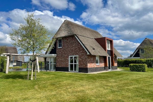 Buitenkant - Villa in Friesland met Jacuzzi en Sauna in Delfstrahuizen (1)
