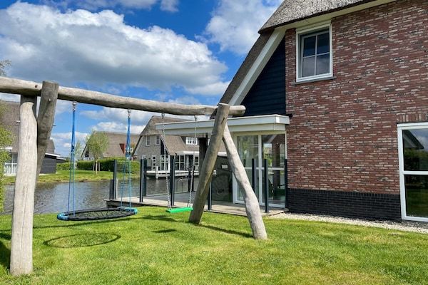 Tuin - Villa in Friesland met Jacuzzi en Sauna in Delfstrahuizen (5)
