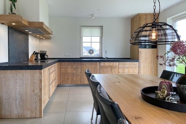 Keuken - Villa in Friesland met Jacuzzi en Sauna in Delfstrahuizen (4)