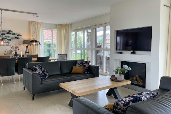 Woonkamer - Villa in Friesland met Jacuzzi en Sauna in Delfstrahuizen (2)