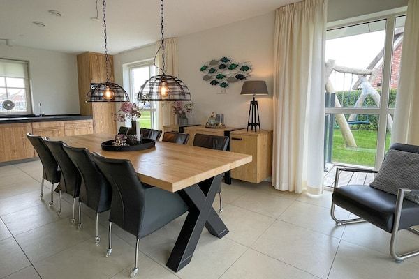Eetkamer - Villa in Friesland met Jacuzzi en Sauna in Delfstrahuizen (3)