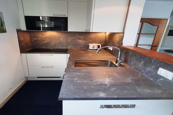 Keuken - Ontsnapping aan het water met privé-aanlegsteiger in Heeg (5)