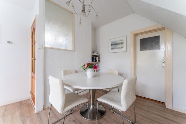 Eetkamer - Ontsnapping aan het water met privé-aanlegsteiger in Heeg (3)