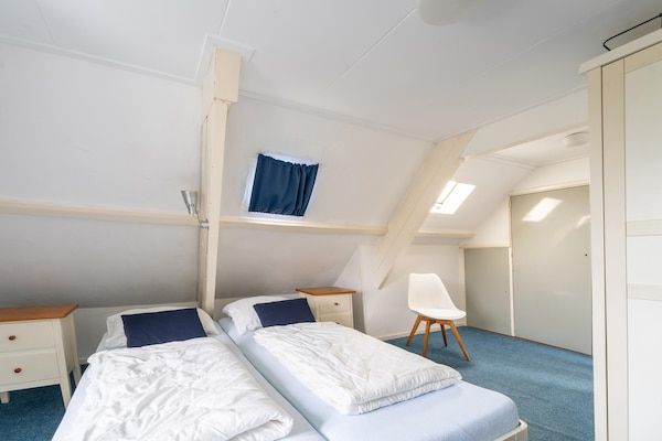 Slaapkamer - Ontsnapping aan het water met privé-aanlegsteiger in Heeg (4)