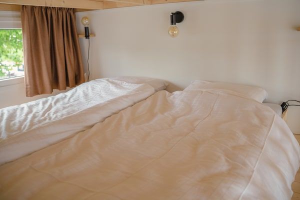 Slaapkamer - Tiny House aan Nederlands Water in Maurik (4)