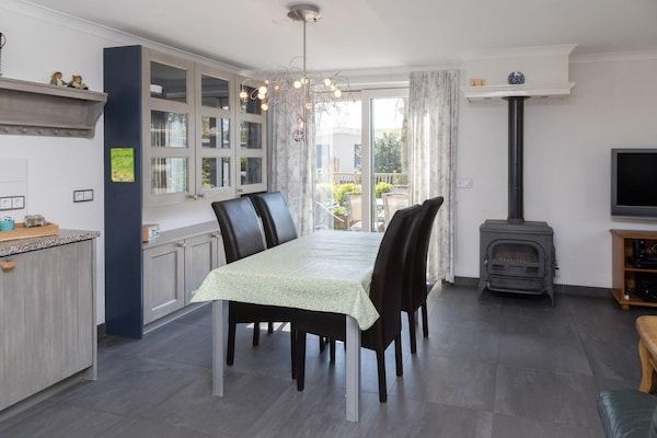 Eetkamer - Vakantiehuis in Zeeland bij het Strand in Baarland (3)