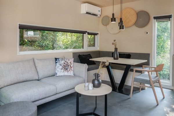 Woonkamer - Gezellige lodge vlakbij het strand in Kamperland (2)