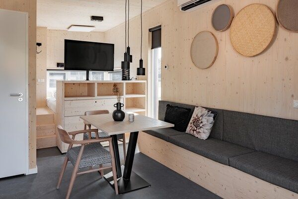 Woonkamer - Tiny House bij Noordzeestrand in Kamperland (2)