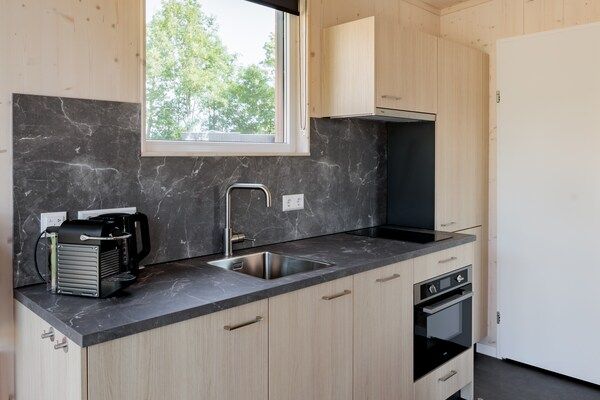 Keuken - Tiny House bij Noordzeestrand in Kamperland (3)