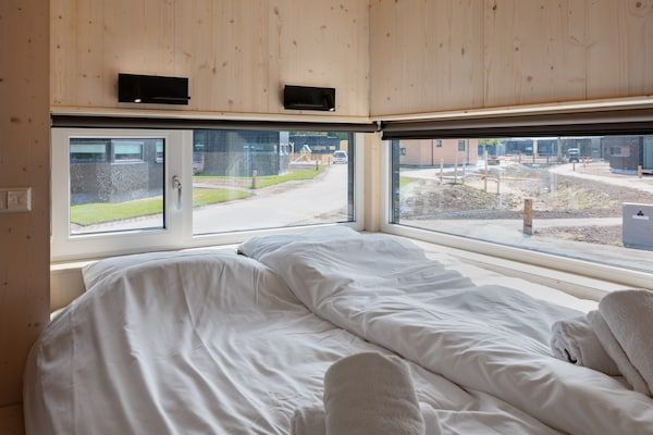 Slaapkamer - Tiny House bij Noordzeestrand in Kamperland (4)