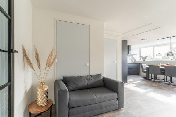Woonkamer - Vakantiehuis in Silvolde met Hot Tub in Silvolde (3)