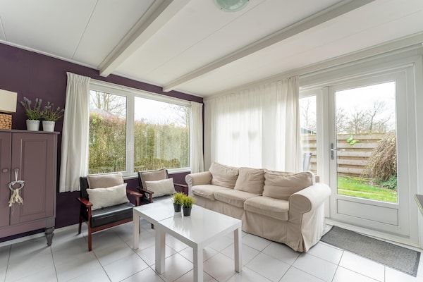 Woonkamer - Vakantiehuis in Zeeland bij meer in Baarland (2)