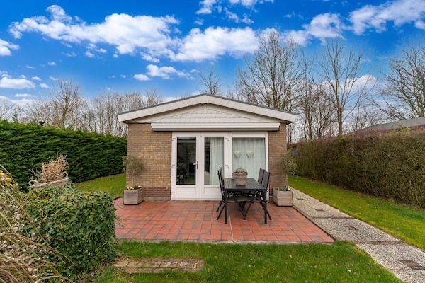 Buitenkant - Vakantiehuis in Zeeland bij meer in Baarland (1)