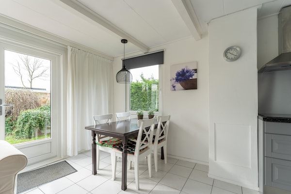 Eetkamer - Vakantiehuis in Zeeland bij meer in Baarland (3)