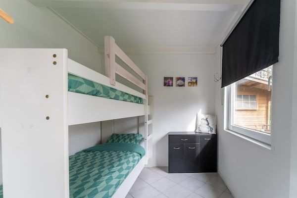Slaapkamer - Vakantiehuis in Zeeland bij meer in Baarland (5)