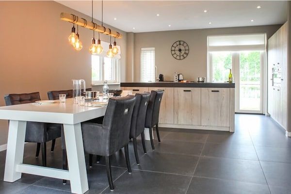 Eetkamer - Villa met tuin, op vakantiepark aan het water in Idskenhuizen (2)