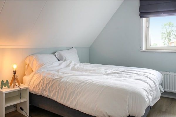 Slaapkamer - Villa met tuin, op vakantiepark aan het water in Idskenhuizen (4)