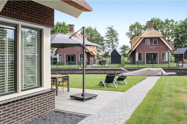 Terras - Villa met tuin, op vakantiepark aan het water in Idskenhuizen (5)