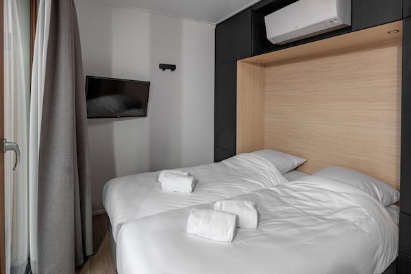Slaapkamer - Lodge bij Brouwersdam en Noordzeestrand in Scharendijke (3)