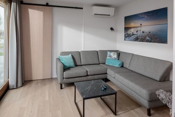 Woonkamer - Lodge bij Brouwersdam en Noordzeestrand in Scharendijke (2)