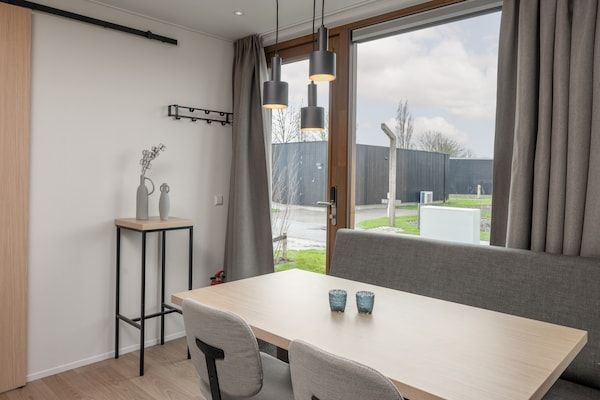 Eetkamer - Lodge bij Brouwersdam en Noordzeestrand in Scharendijke (5)