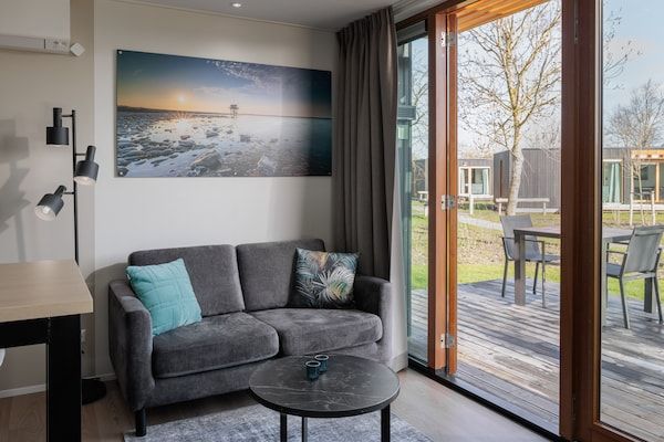 Woonkamer - Tiny House in Scharendijke bij Noordzeestrand in Scharendijke (2)