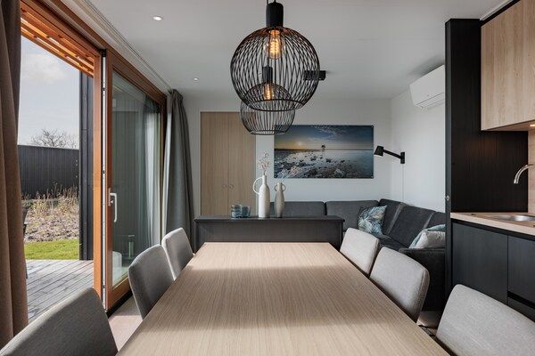 Eetkamer - Lodge bij Brouwersdam & Noordzeestrand in Scharendijke (4)
